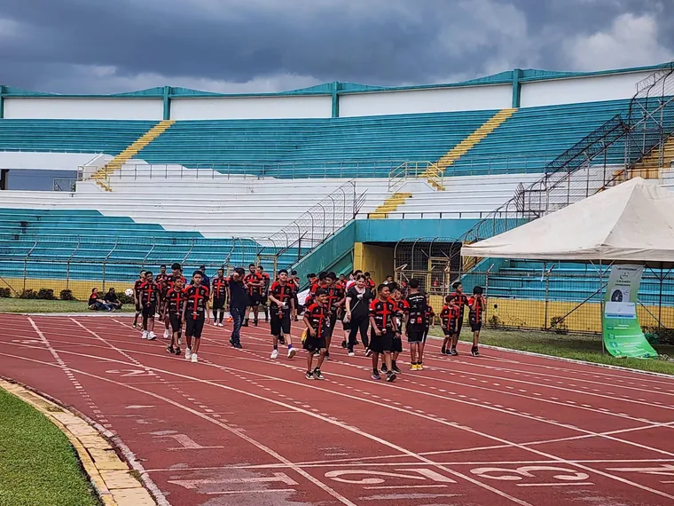 Grupo de la fundación recorriendo la pista del estadio