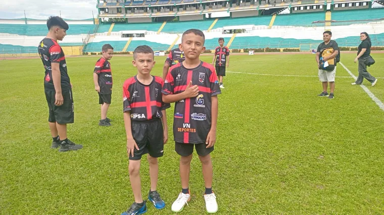 Niños de la fundación con uniforme deportivo en el estadio