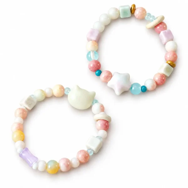 Pulsera de cuentas pastel con dije decorativo redondeado